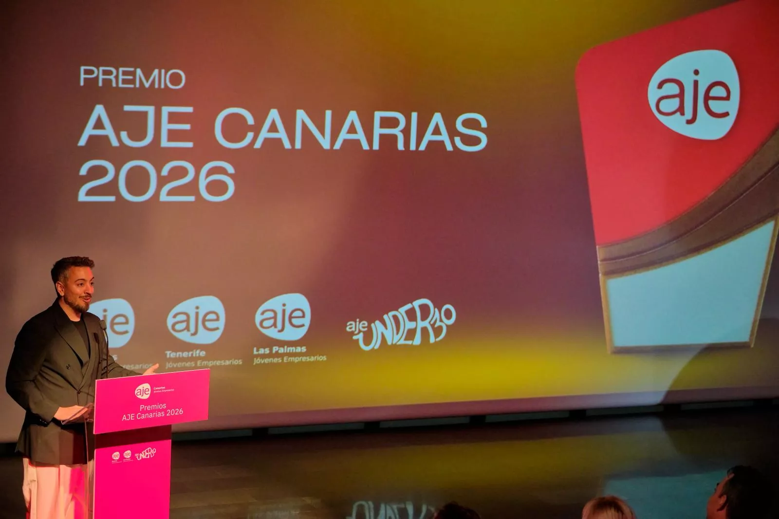 Clínica Paule se alza con el Premio AJE Canarias en una gala que reconoce el talento de las ocho islas. AH