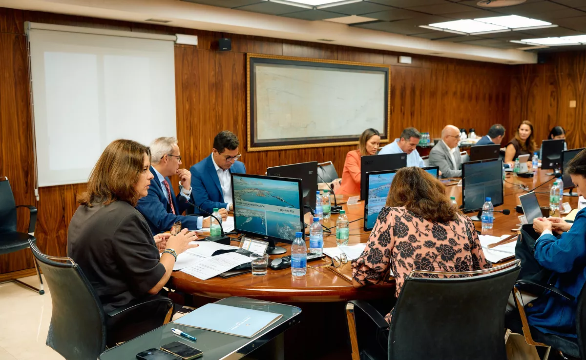 El Consejo de Administración de la Autoridad Portuaria de Las Palmas. A la izquierda, su presidenta, Beatriz Calzada. / APLP