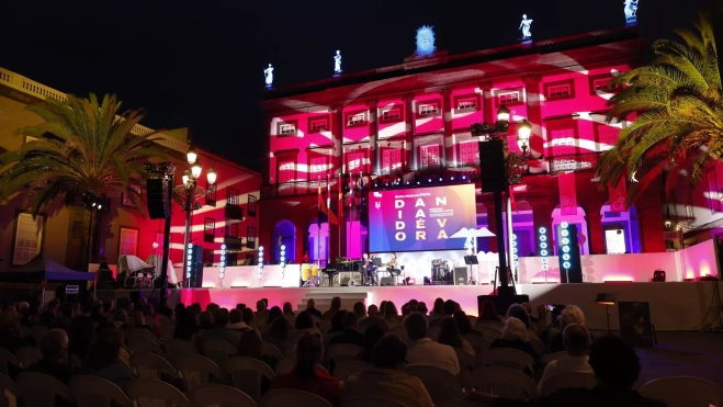 Panorámica de la plaza de Santa Ana durante eel homenaje. Quique Curbelo