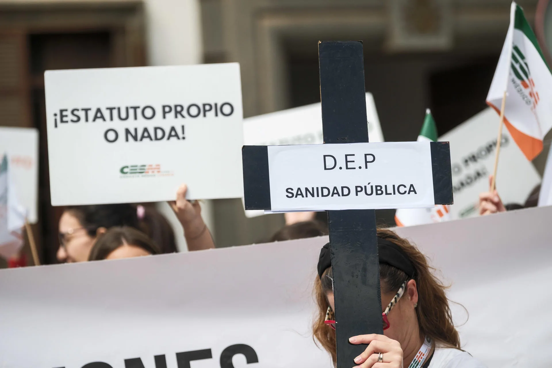 Imagen de una de las concentraciones de protesta organizadas en Canarias por el Sindicato Médico de Canarias (CESM Canarias), promotor en las islas de la huelga indefinida de médicos en demanda de un estatuto propio. / EFE - ÁNGEL MEDINA G.
