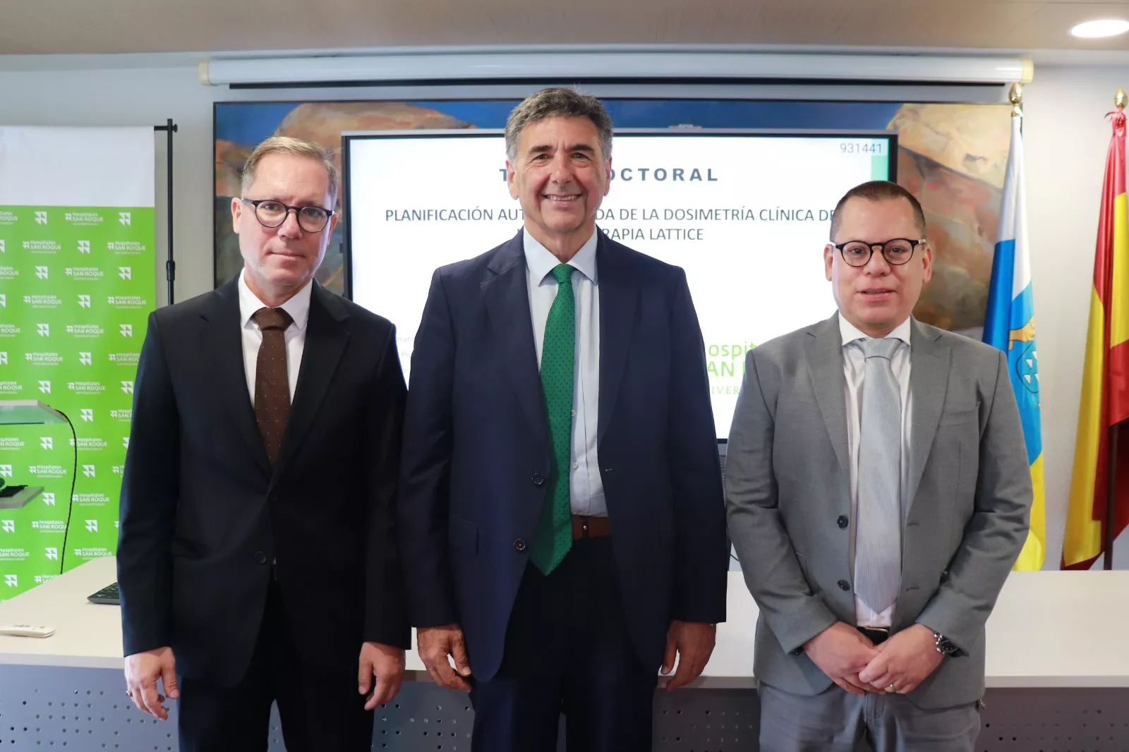 Pie de Foto (de izquierda a derecha): David Macías, Pedro Lara, Javier Burgos; parte del equipo de oncología del El Centro Oncológico Integral Canario de Hospitales Universitarios San Roque. / CEDIDA