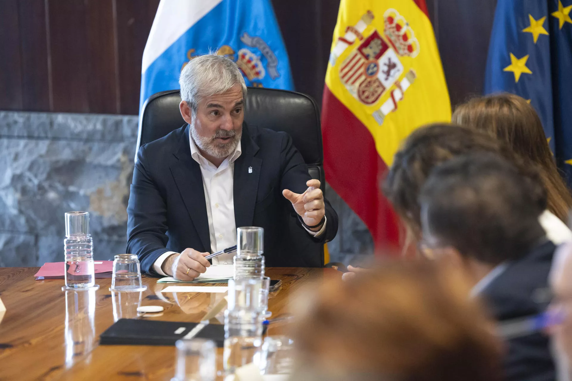 El presidente del Gobierno de Canarias, Fernando Clavijo (i), y los consejeros durante una reunión del Consejo de Gobierno. / MIGUEL BARRETO-EFE