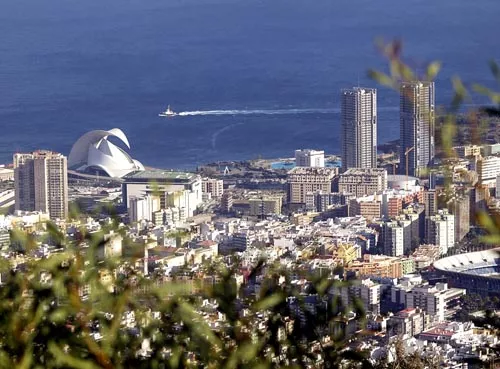 Vista panorámica de parte del centro y del litoral de Santa Cruz de Tenerife |TURISMODETENERIFE