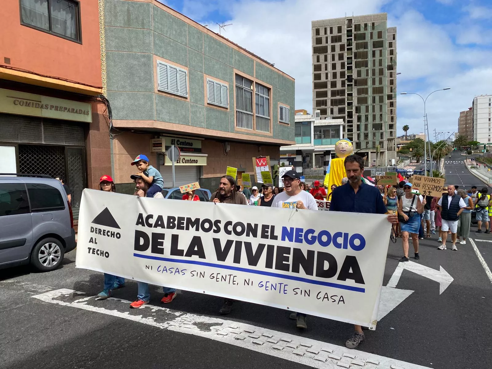 Las Palmas de Gran Canaria sale a la calle por la vivienda: más de 600 personas marchan en Schamann. ARIADNA MARTÍNEZ