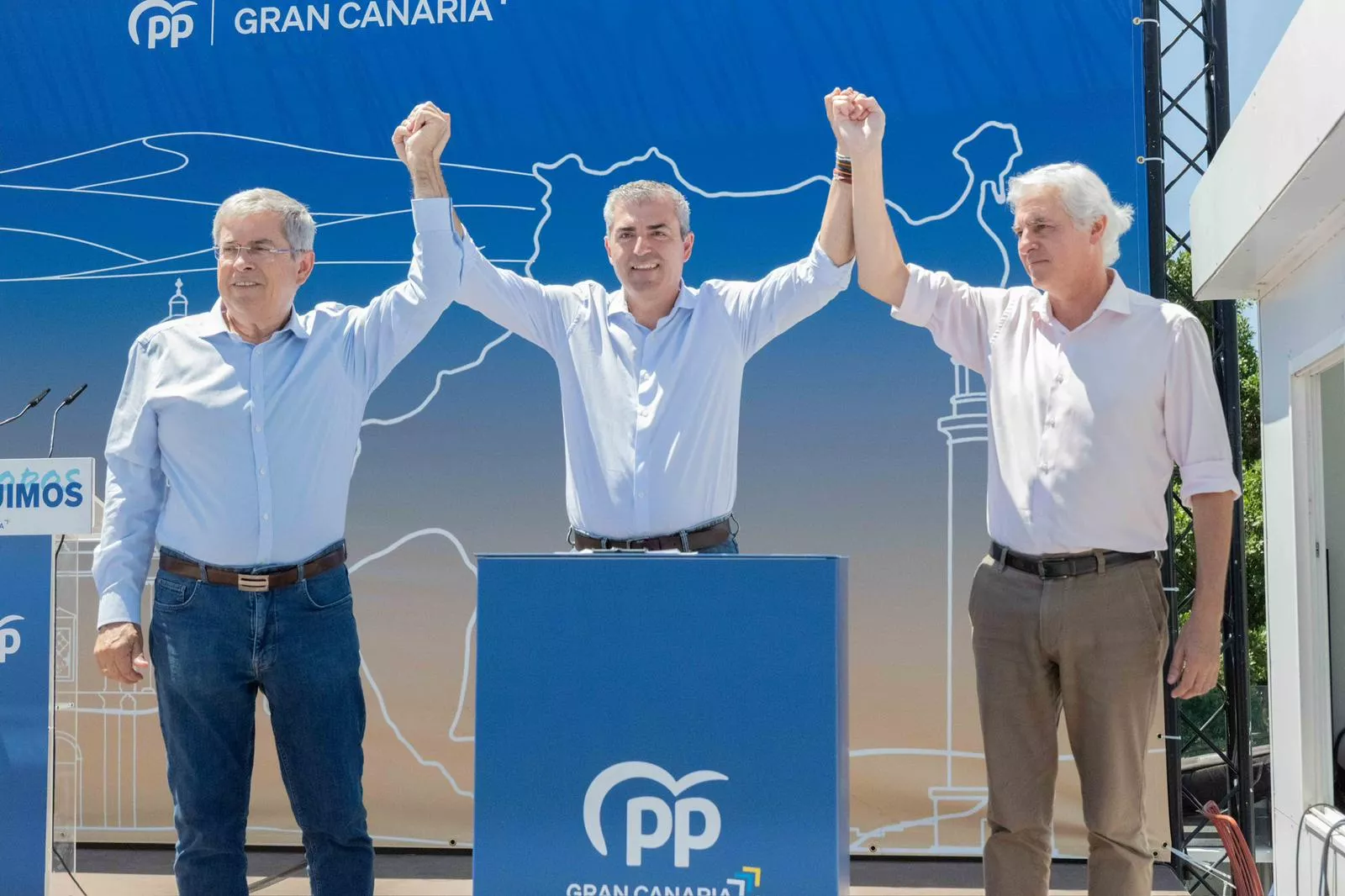 El presidente del PP de Gran Canaria, Carlos Sánchez; el presidente del PP de Canarias, Manuel Domínguez; y el alcalde de San Bartolomé de Tirajana y líder de Agrupación de Vecinos, Marco Aurelio Pérez. AH