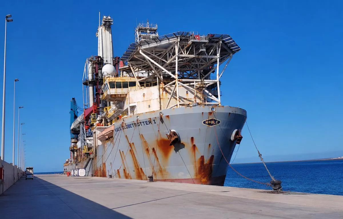 La 'Noble Globetrotter I' en el Puerto de Arrecife. AH
