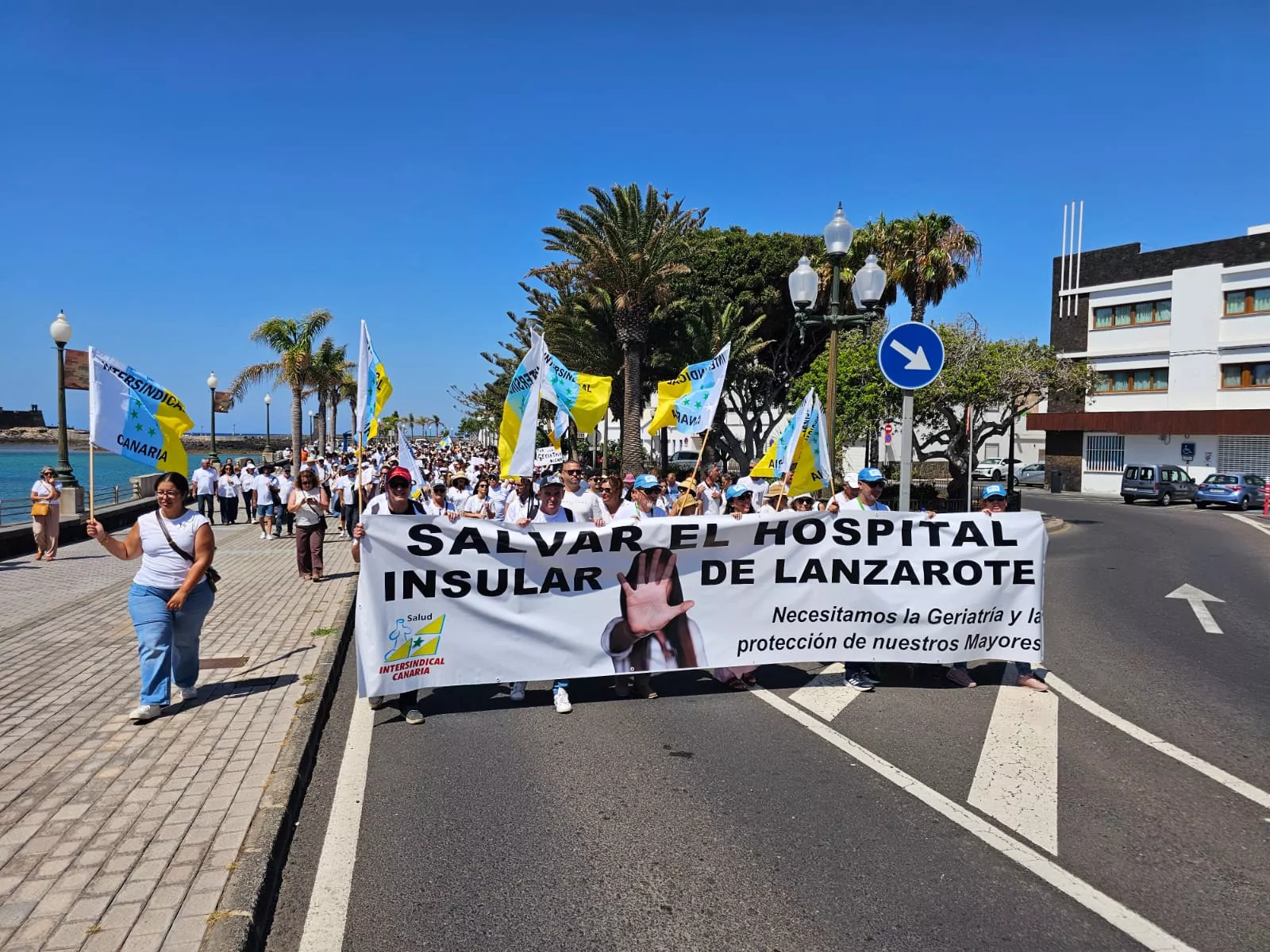 Miles de personas se movilizan en Arrecife para exigir garantías sobre el futuro del Hospital Insular de Lanzarote. CEDIDA