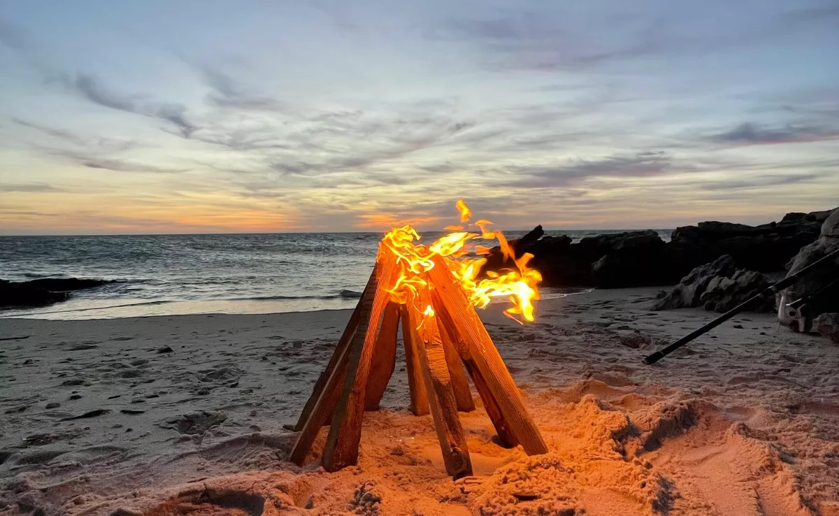 Imagen de una hoguera en la playa / CANVA