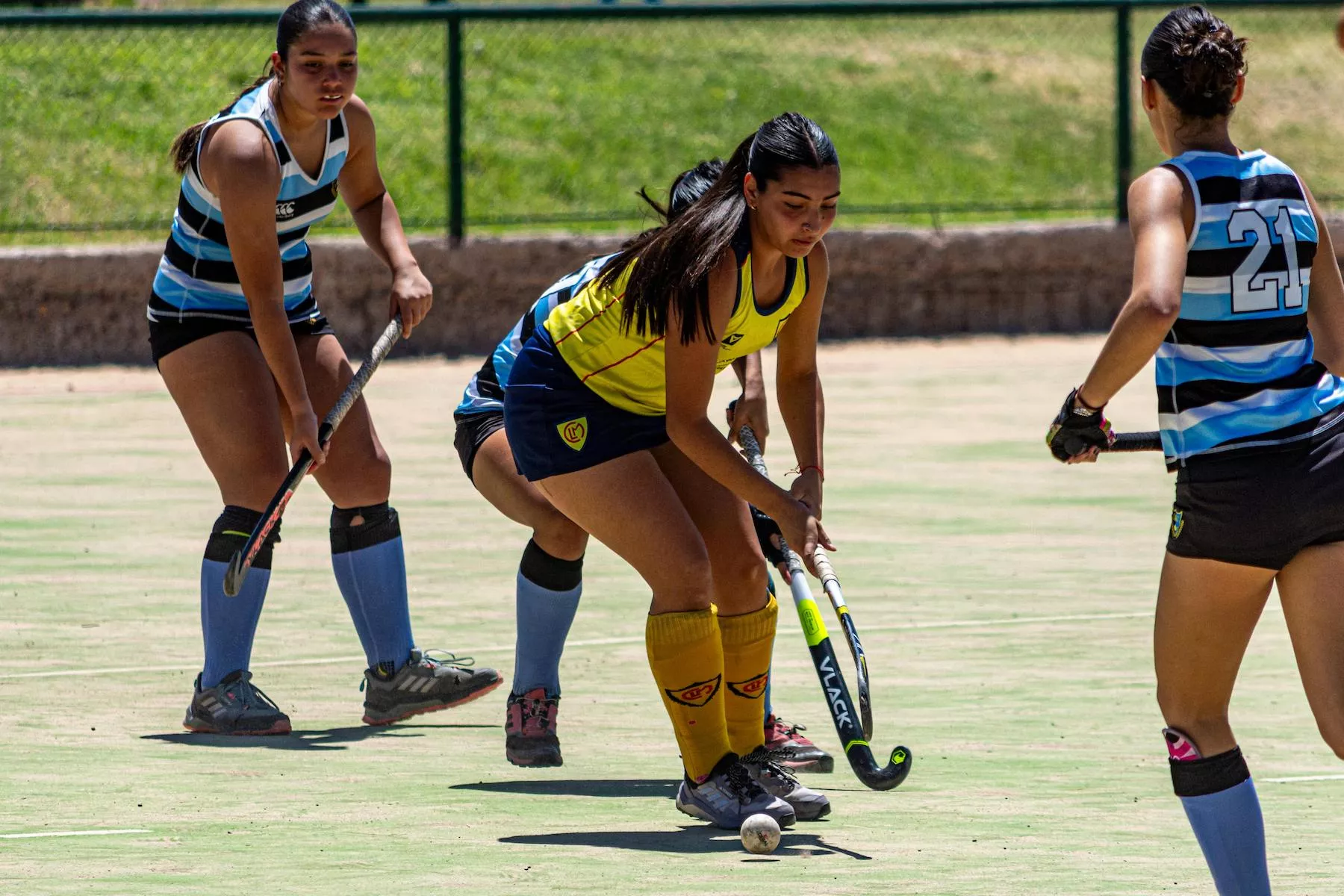Chicas jóvenes juegan un partido de hockey hierba / PEXELS