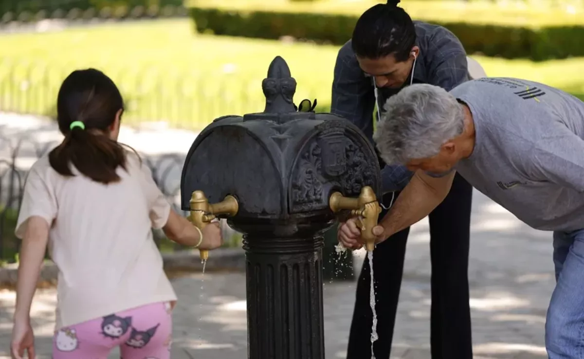 Imagen de unas personas refrescándose por el calor / EFE