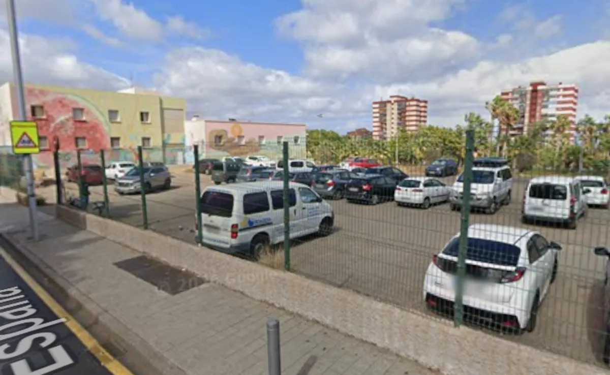 Solar de Ofra usado como aparcamiento, en la avenida Príncipes de España./ MAPS