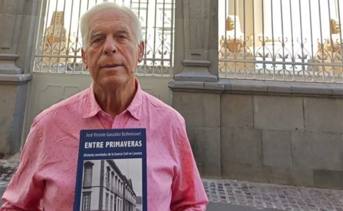 José Vicente González Bethencourt en el exterior del Templo Masónico de Santa Cruz |REDES