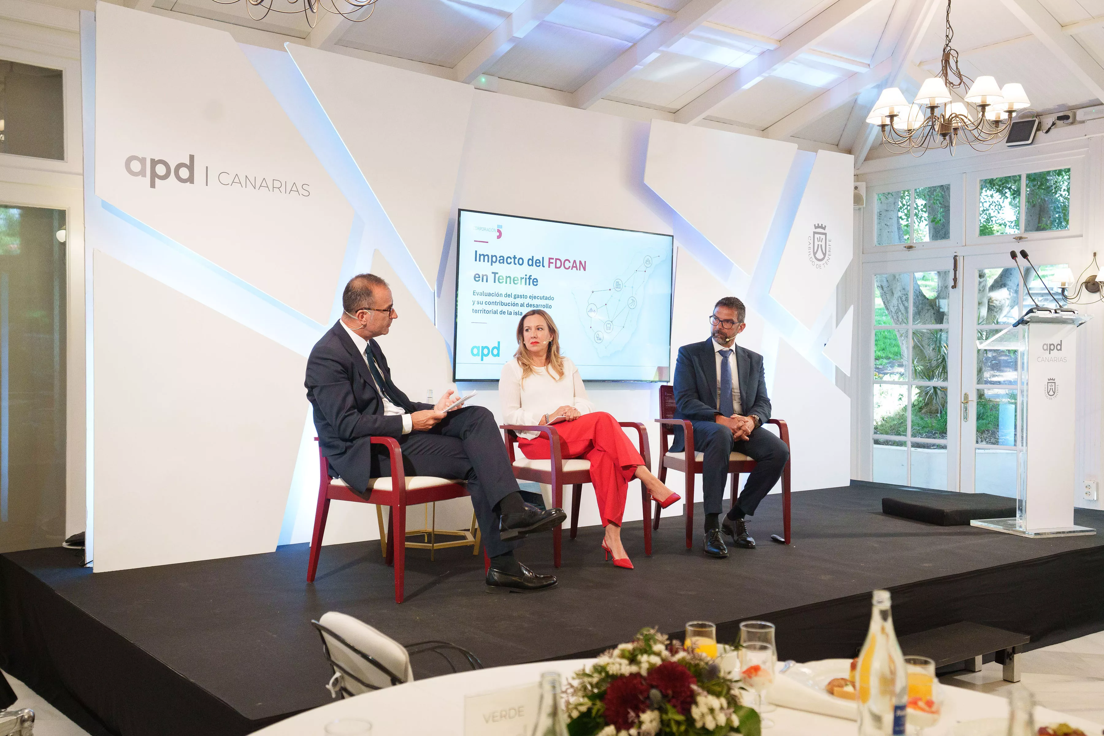 Momento del foro 'De la inversión al impacto. La transformación de Tenerife', con la presidenta del Cabildo, Rosa Dávila y el  el economista y consultor de Corporación 5, José Miguel González (d). / CEDIDA