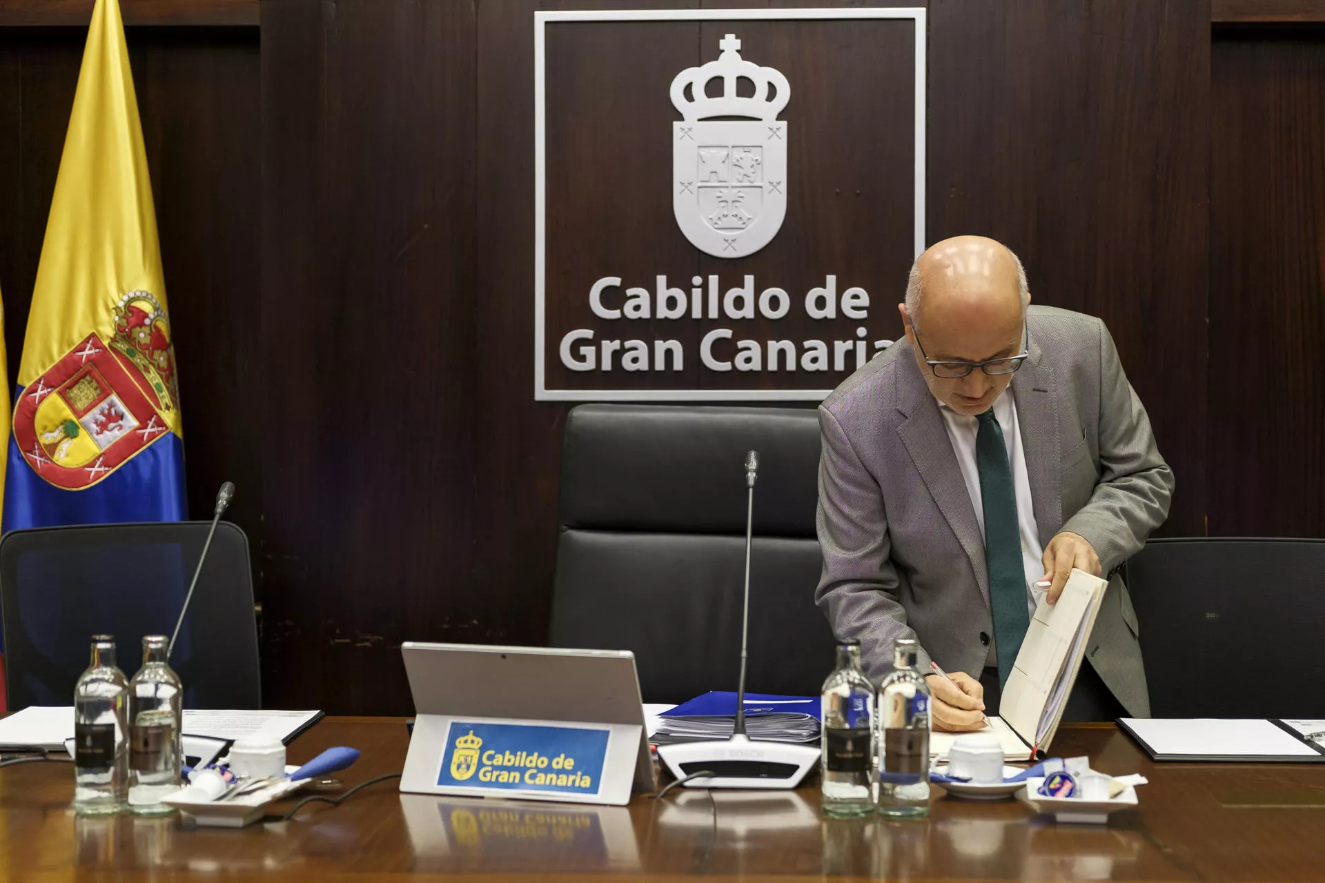 -El presidente del Cabildo de Gran Canaria, Antonio Morales, este lunes antes de dar comienzo la primera jornada del pleno sobre el estado de la isla. EFE/ Angel Medina G.