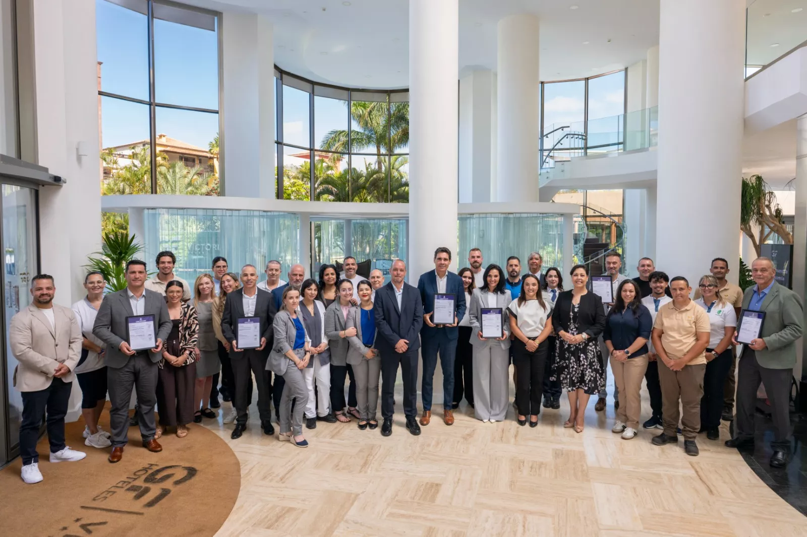 Entrega del certificado GSTC donde se hizo partícipe al equipo humano de la cadena. /  GF HOTELES