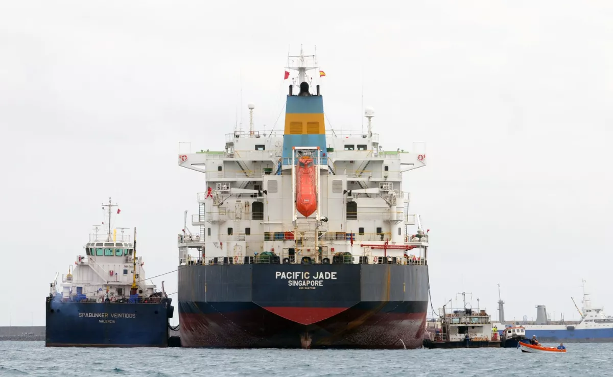 Una operación de 'bunkering' en el Puerto de Las Palmas. / APLP