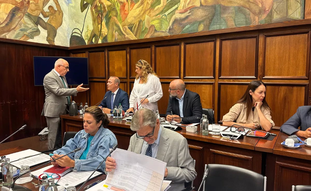 Miembros del gobierno insular charlan antes del Debate / ATLÁNTICO HOY - MARCOS MORENO
