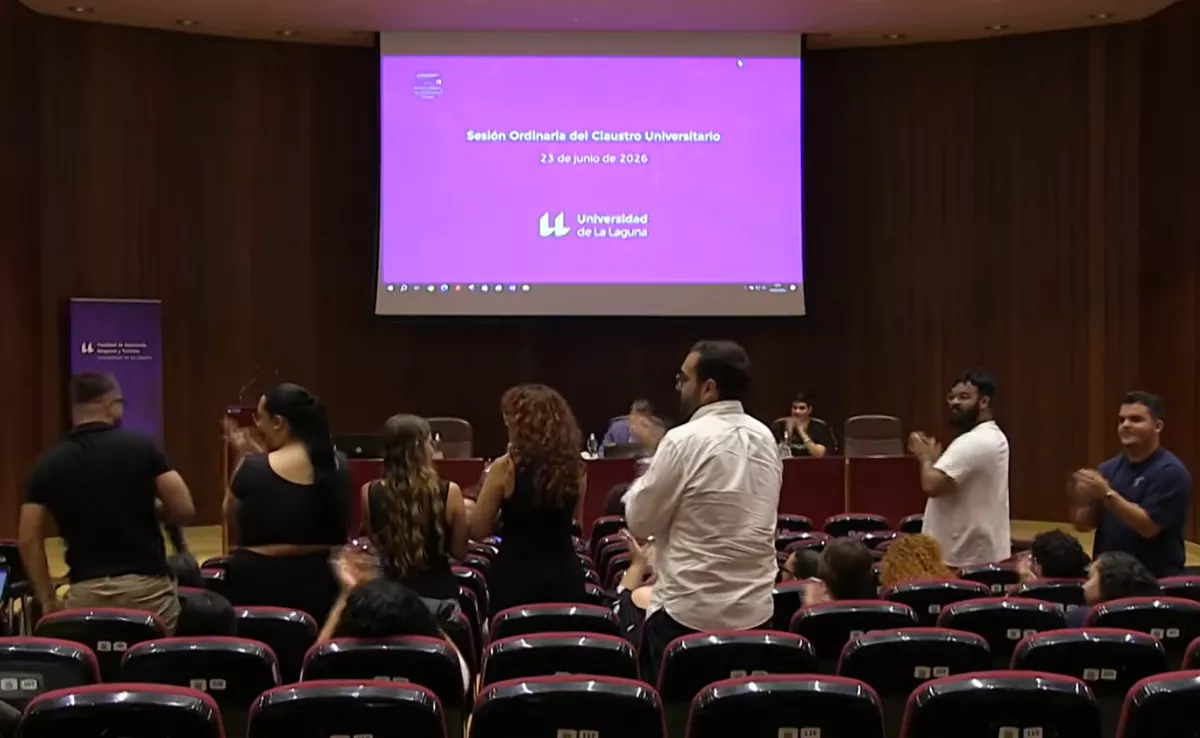 Momento del claustro de la Universidad de La Laguna que ha aprobado eliminar una de las convocatorias de exámenes de julio. / RETRANSMISIÓN DE LA ULL
