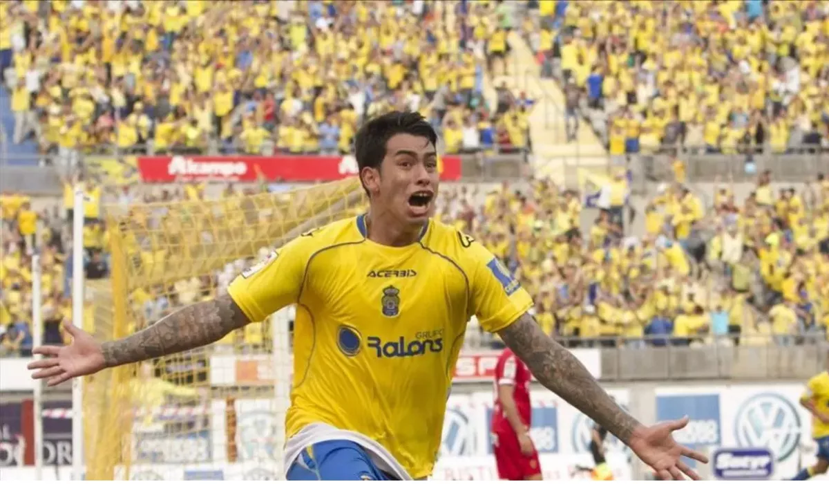 Sergio Araujo, 'El chino', celebra un gol con la UD Las Palmas. / EFE