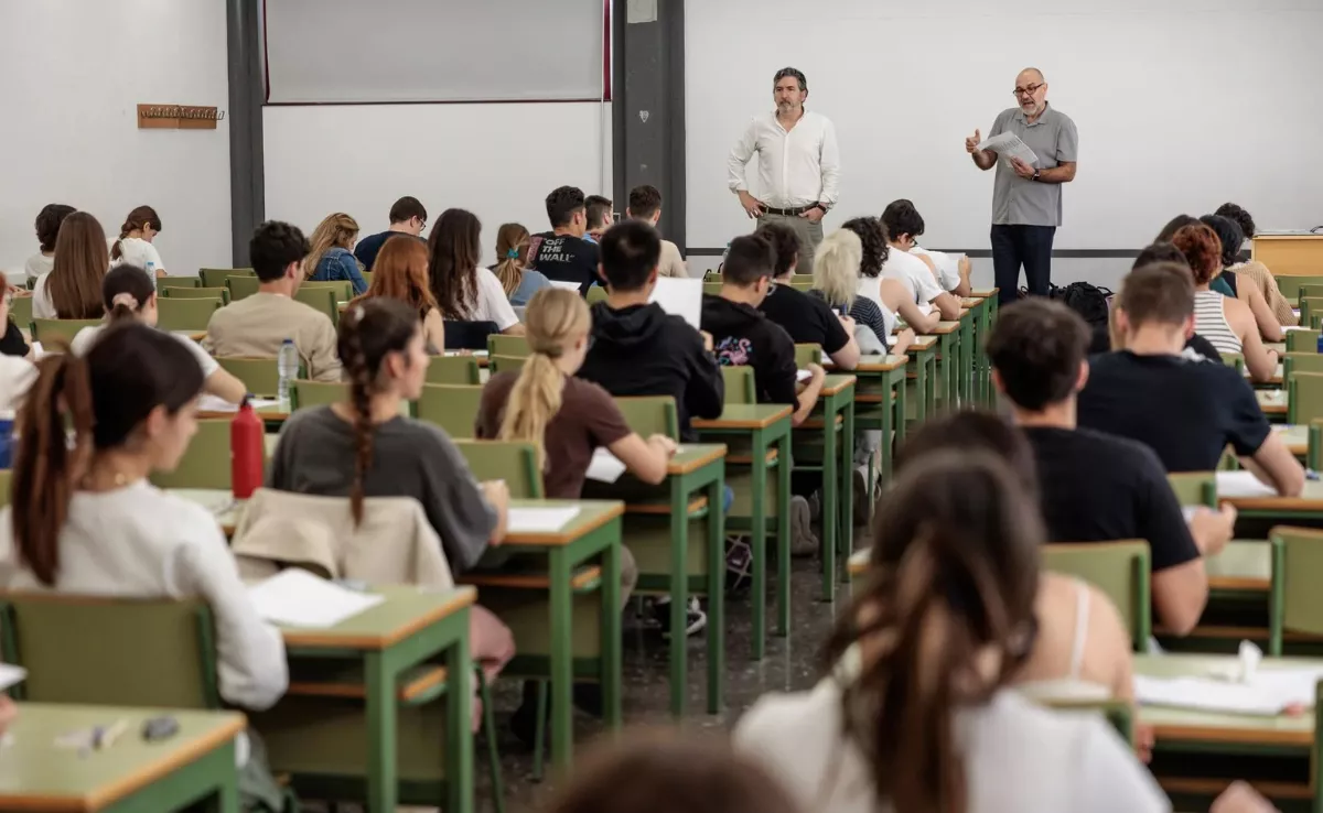 Dos profesores en un aula / EFE
