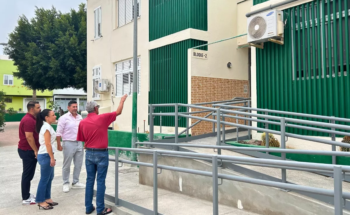 Marichal, Jiménez y unos vecinos visitan las obras en las viviendas de Castillo del Romeral|CEDIDA