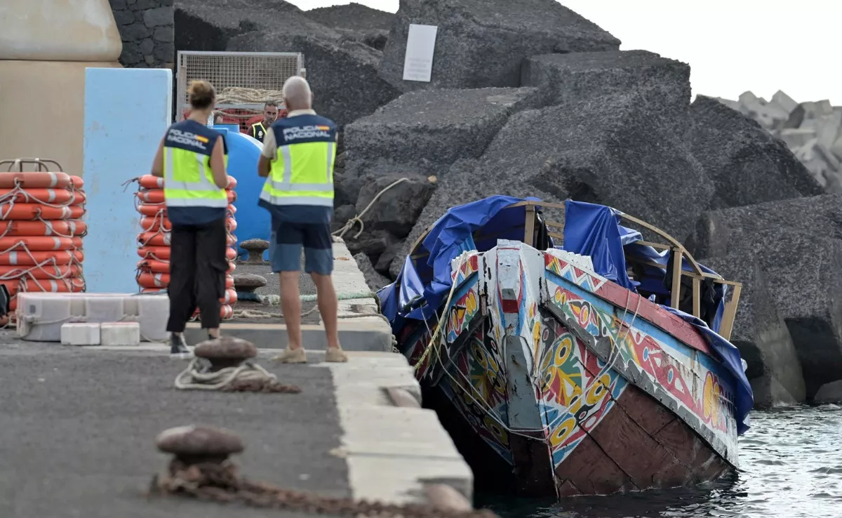 Imagen de un cayuco en el que llegaron 119 inmigrantes a el Hierro |EFE