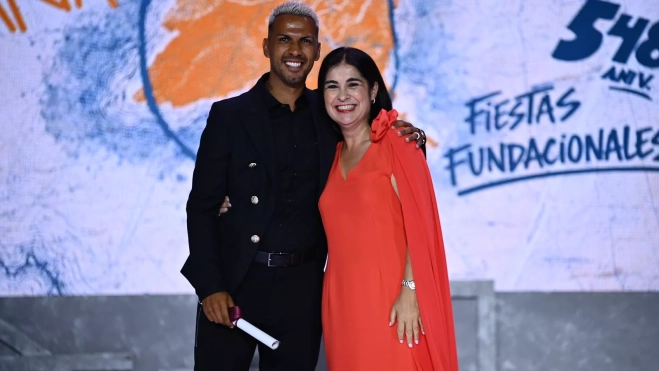 Jonathan Viera y Carolina Darias, después de que el futbolista de la UD Las Palmas recogiese su distinción. / EROS SANTANA Jonathan Viera y Carolina Darias, después de que el futbolista de la UD Las Palmas recogiese su distinción. / EROS SANTANA