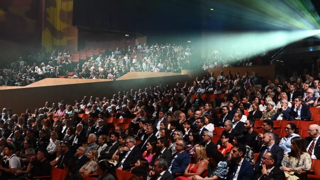 Panorámica de la platea del Auditorio Alfredo Kraus durante el acto de entrega de honores y distinciones. / EROS SANTANA Panorámica de la platea del Auditorio Alfredo Kraus durante el acto de entrega de honores y distinciones. / EROS SANTANA