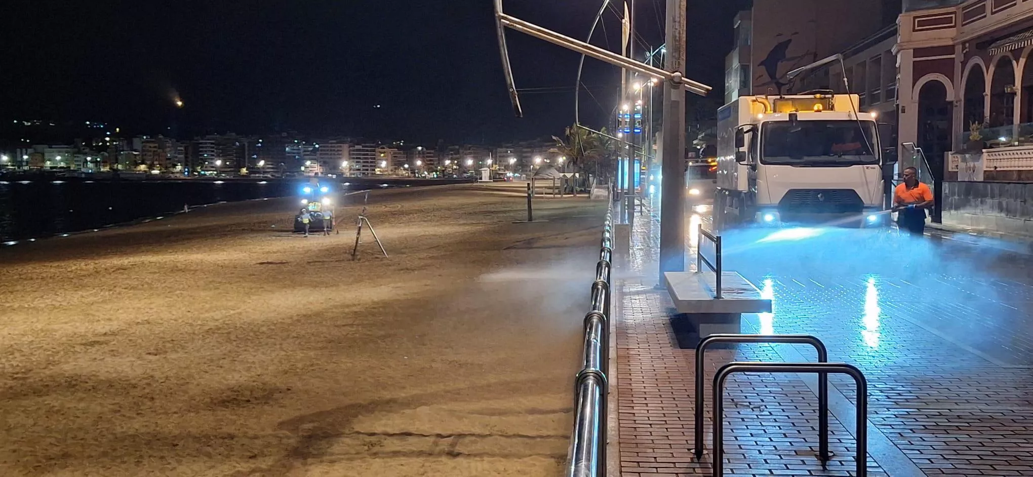 Dispositivo de limpieza de la noche de San Juan. / AYUNTAMIENTO DE LAS PALMAS DE GRAN CANARIA