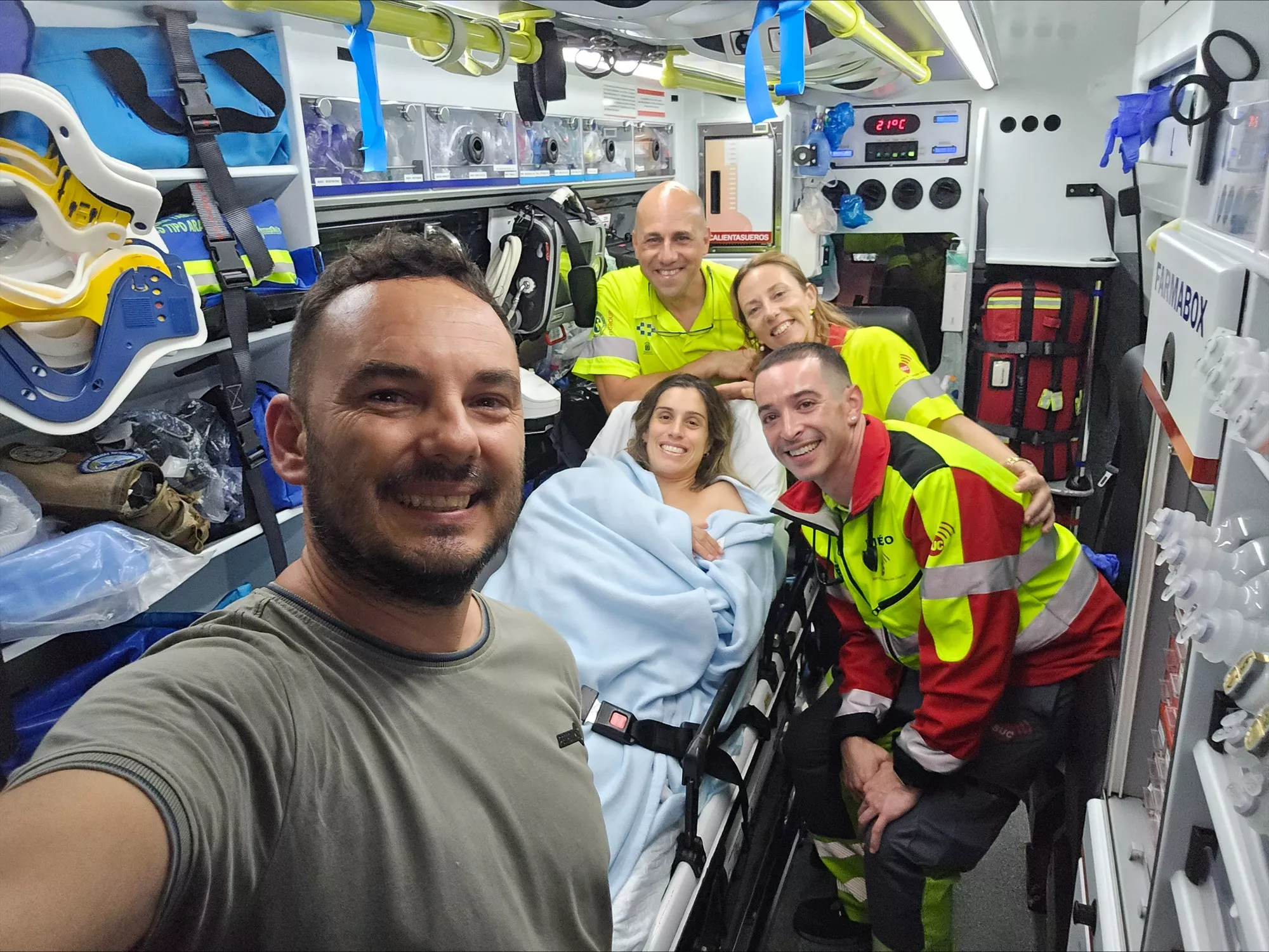 Dotación de la ambulancia medicalizada junto a la familia asistida por el SUC. / GOBIERNO DE CANARIAS