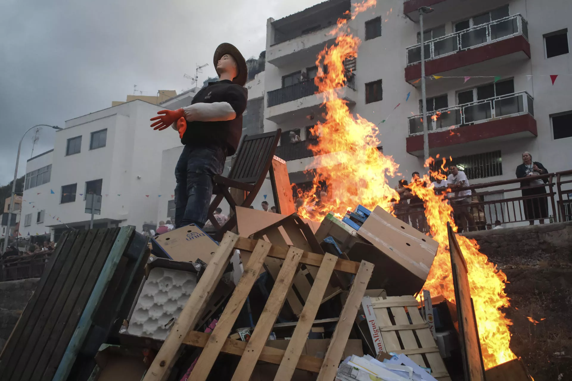  Los vecinos del barrio María Jiménez, situado en Santa Cruz de Tenerife, celebran este martes la noche de San Juan prendiendo fuego a varias hogueras. / EFE - ALBERTO VALDÉS