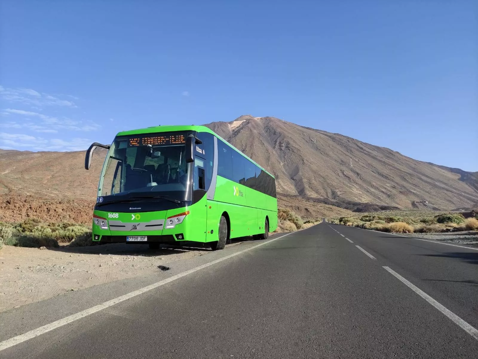 Imagen de una guagua de Titsa en el Teide. / CABILDO DE TENERIFE
