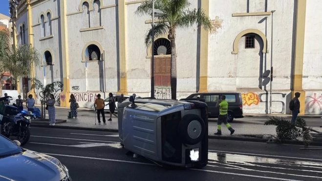 Imagen de vuelco de un coche a la altura de la Plaza de Toros de Santa Cruz de Tenerife. / CEDIDA Imagen de vuelco de un coche a la altura de la Plaza de Toros de Santa Cruz de Tenerife. / CEDIDA