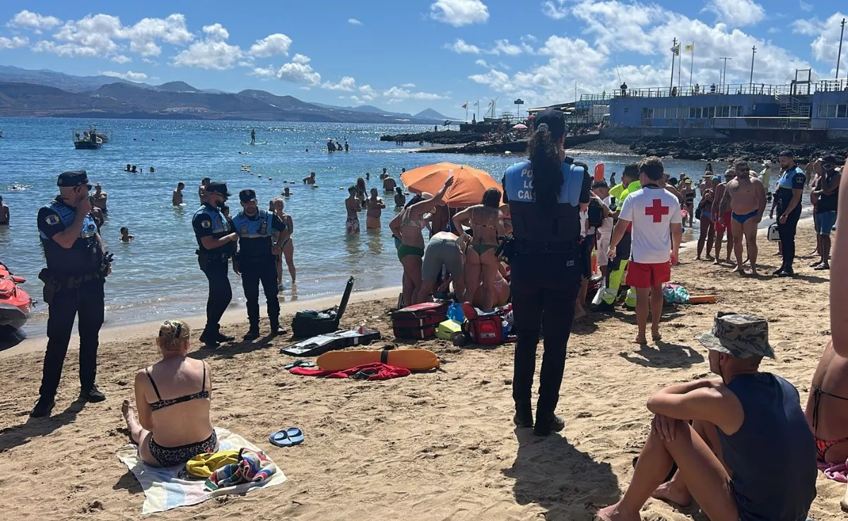 Zona de La Puntilla en la playa de Las Canteras donde una persona está siendo atendida por una parada cardiorrespiratoria|AH
