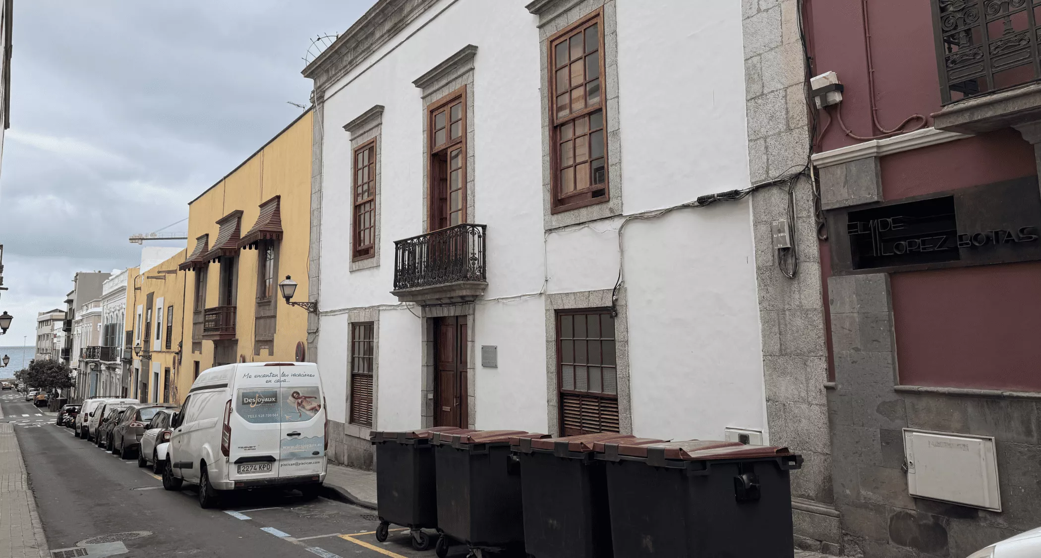 Las Palmas de Gran Canaria autoriza la reforma del edificio de Cruz Blanca en pleno corazón de Vegueta. / AH