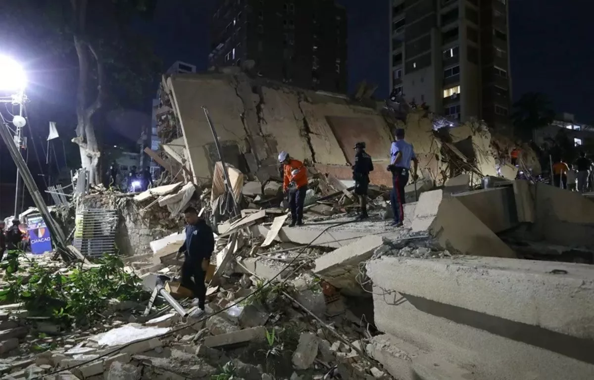 Integrantes de cuerpos de emergencia buscan víctimas este miércoles en una edificación colapsada, en Caracas (Venezuela). EFE Ronald Peña R.