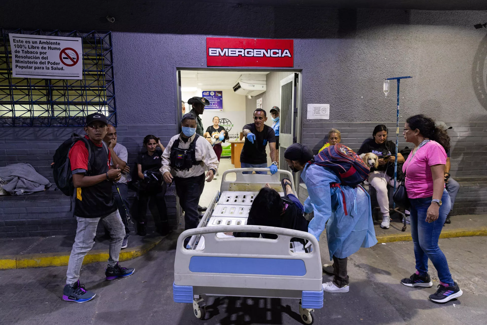  Una persona es ingresada a emergencias este miércoles después de dos fuertes terremotos en Venezuela / EFE - RAYNER PEÑA