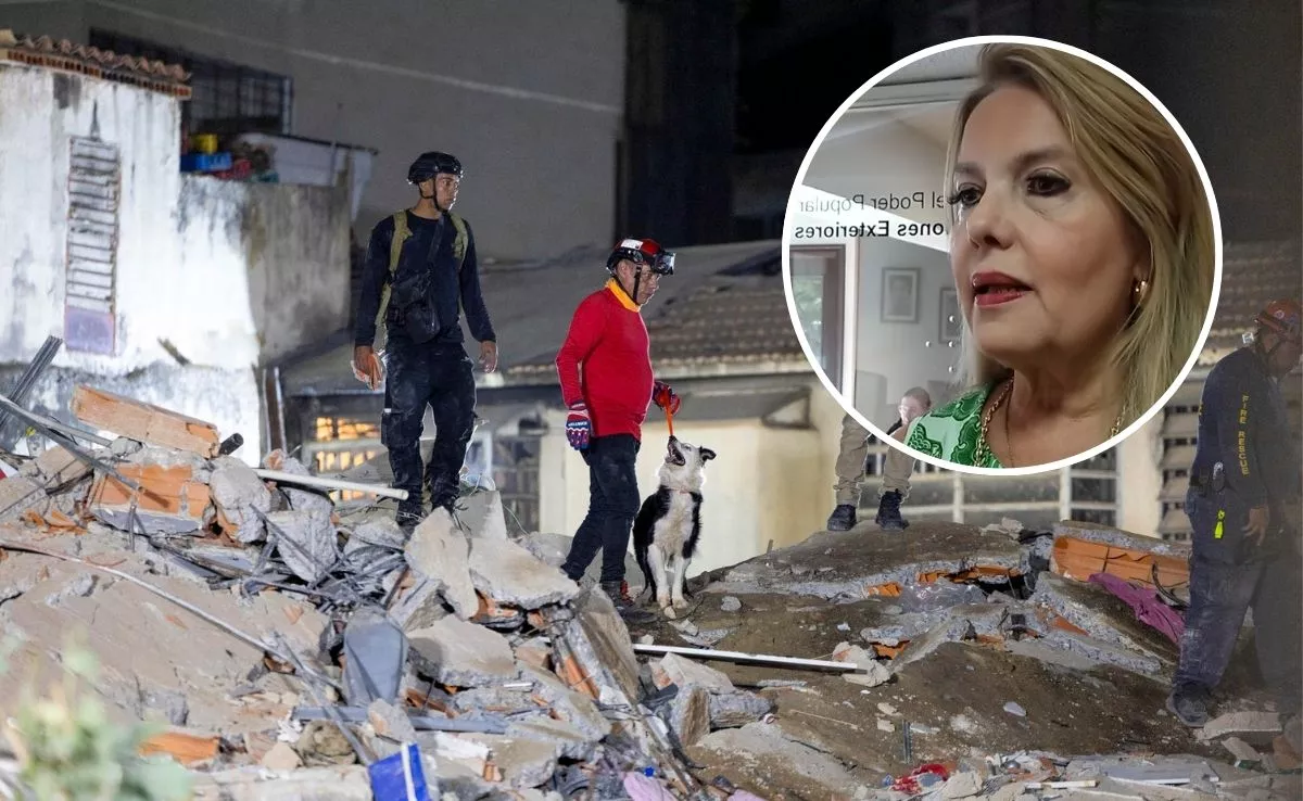 Operarios de rescate en Venezuela tras los os terremotos registrados y la cónsul de Venezuela en Canarias María Elizabeth Seijo Candamio.  / EFE-AH