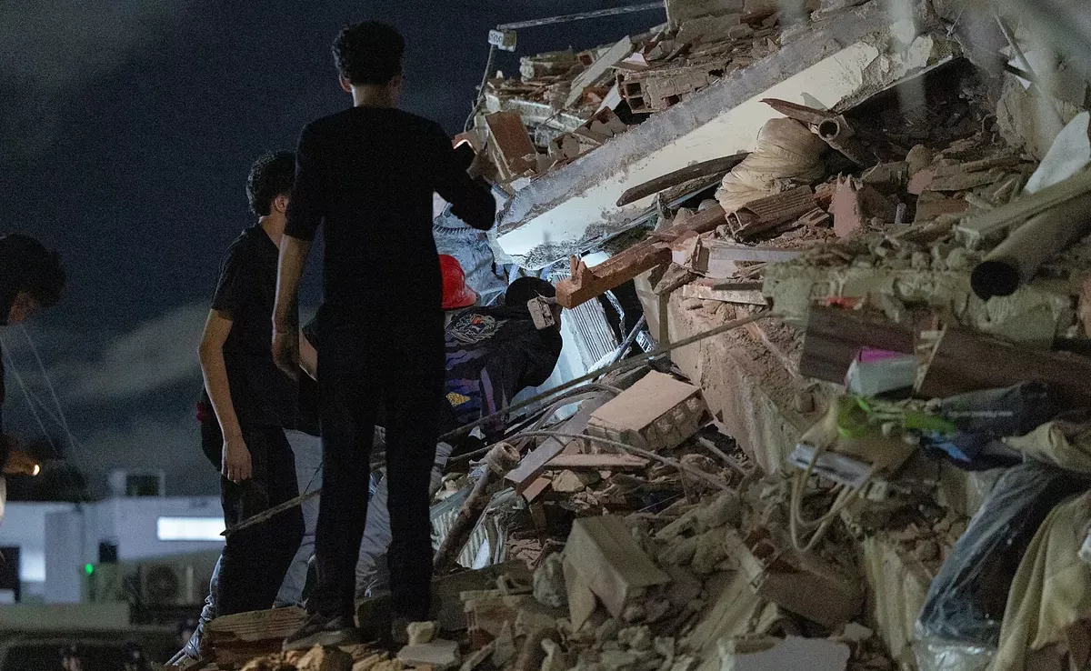 Imagen de unas personas rodeadas de escombros tras el terremoto en Venezuela / EFE