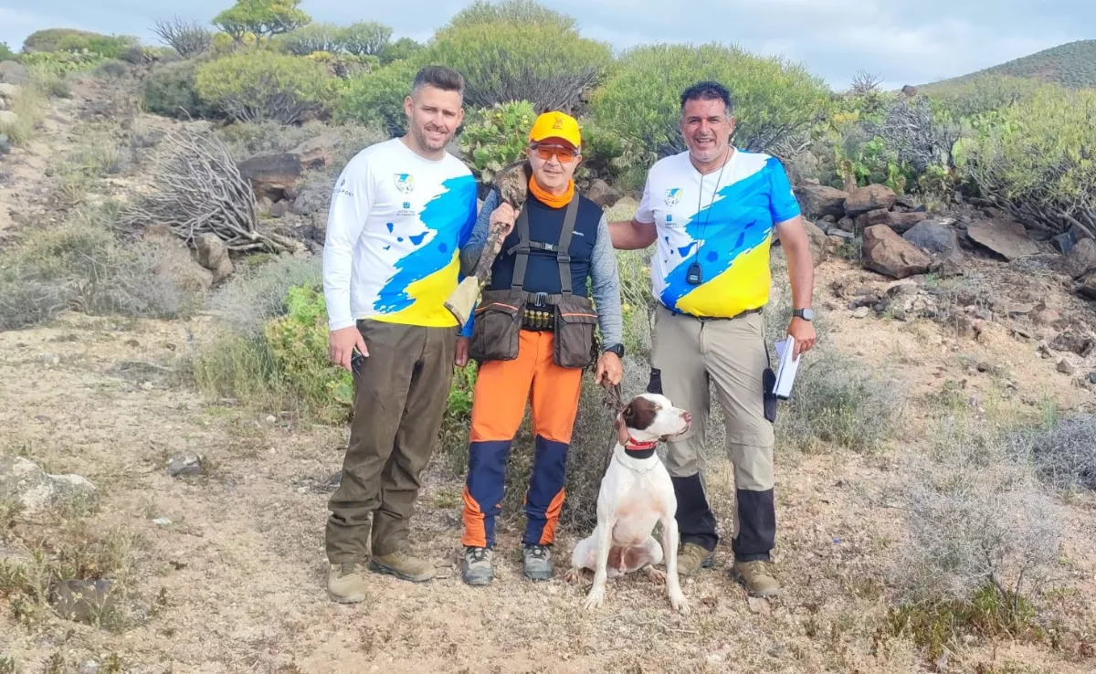 Un cazador y dos árbitros en el campeonato San Huberto de la Federación de Caza de Canarias./ FCC