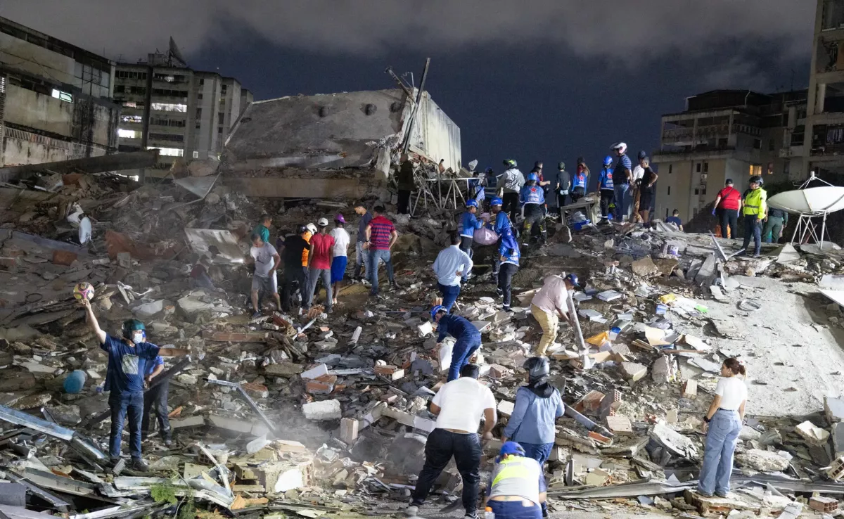 Imagen de varias personas frente a un edificio totalmente derruido tras el terremoto en Venezuela / EFE Imagen de varias personas frente a un edificio totalmente derruido tras el terremoto en Venezuela / EFE