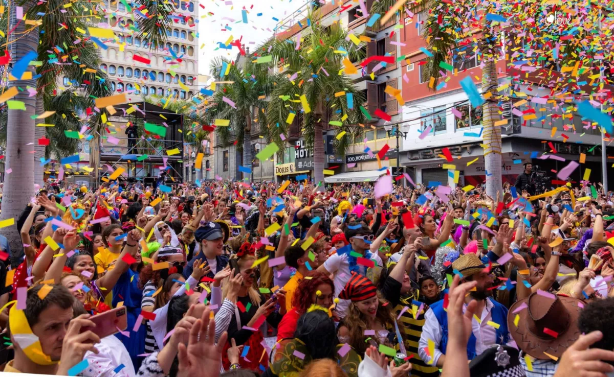 Carnaval en la calle de Santa Cruz de Tenerife / TURISMO DE TENERIFE