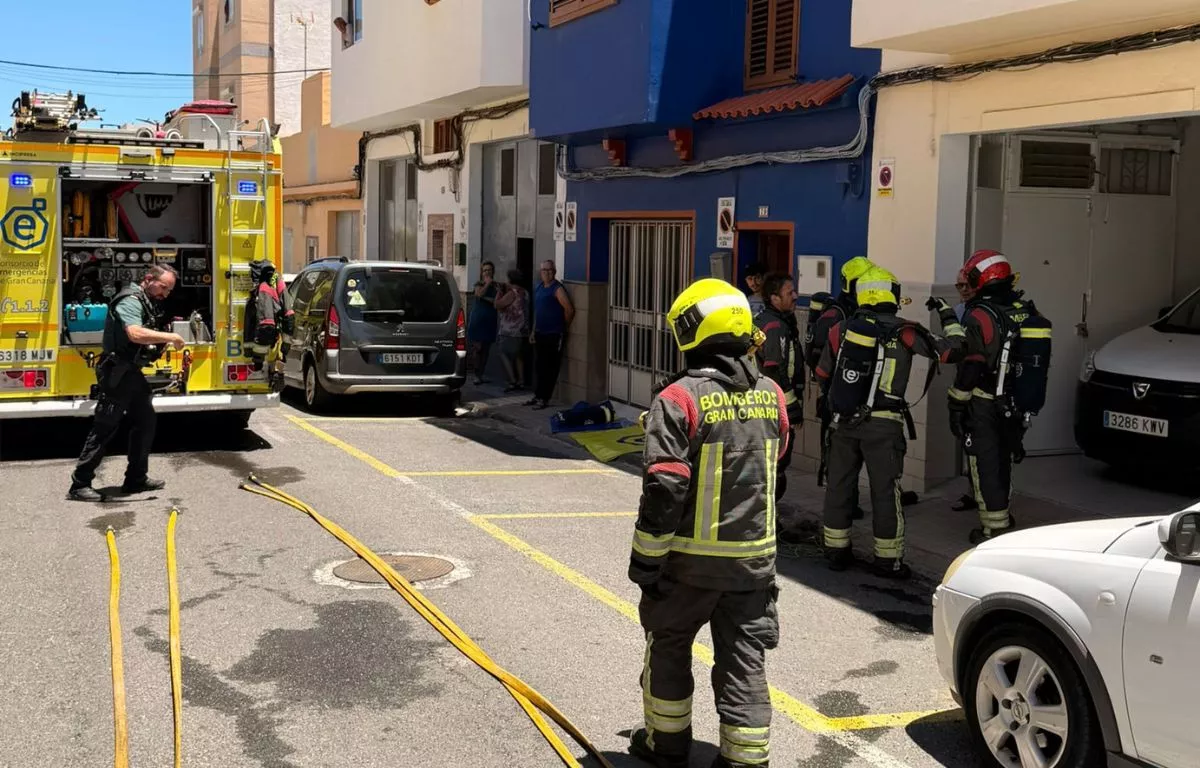 Un incendio calcina un invernadero en la azotea de una vivienda de Vecindario. CEDIDA