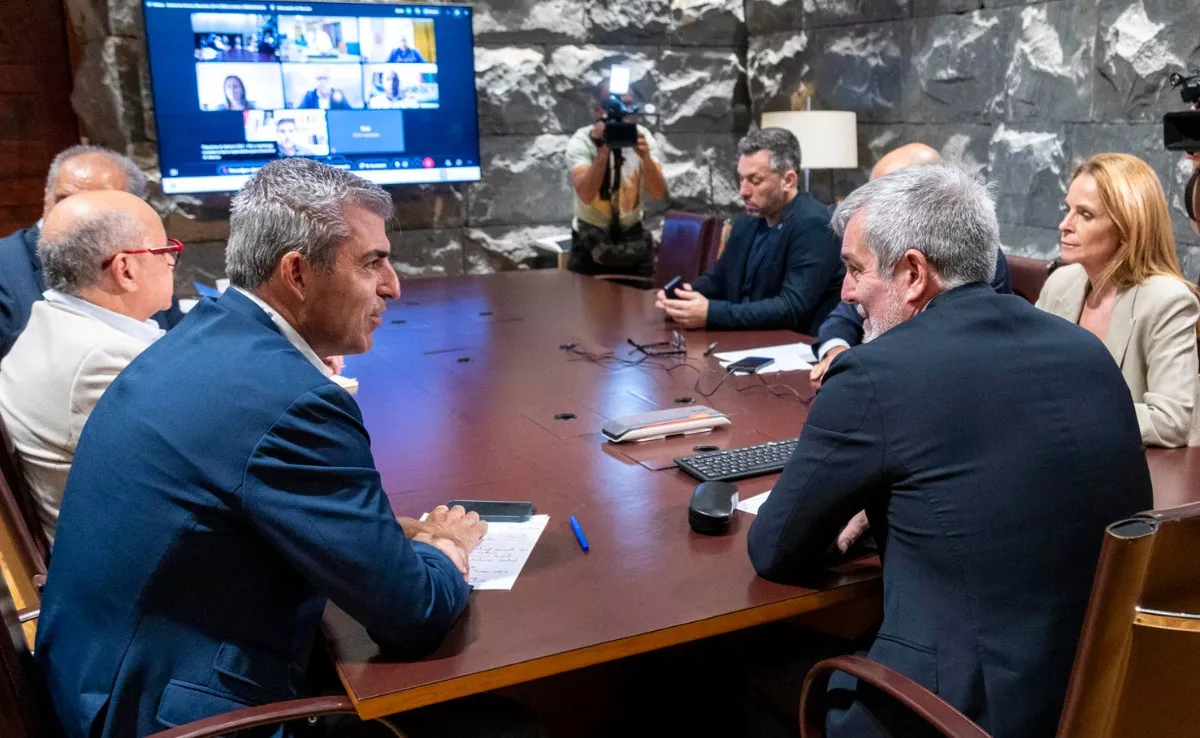 Reunión del Gobierno canario con los portavoces para activar ayudas!EFE