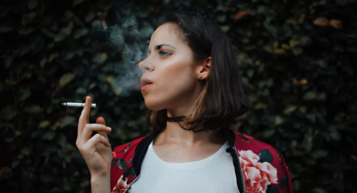 Imagen de una persona fumando / PEXELS