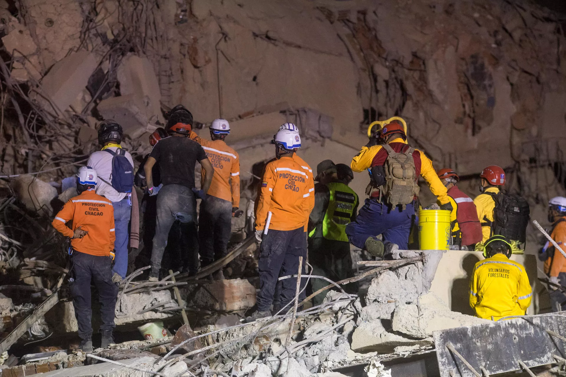  Integrantes de equipos de rescate trabajan este jueves, en un edifico afectado por un terremoto en la zona de Altamira en Caracas (Venezuela). / EFE -  BORIS VERGARA