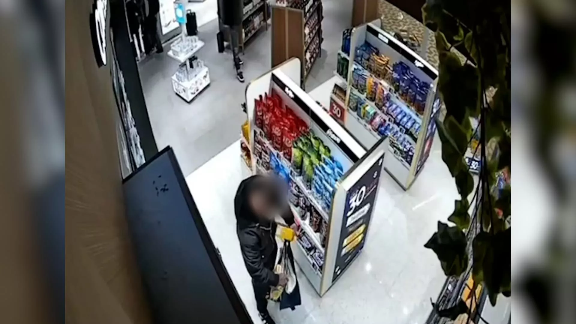 Desarticulada una organización criminal que robaba perfumes y tabaco en aeropuertos europeos. / GUARDIA CIVIL