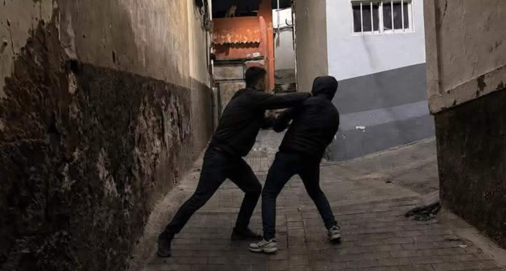 Dos hombres pelean en la calle Celta, en el barrio de San José, en Las Palmas de Gran Canaria. / AH