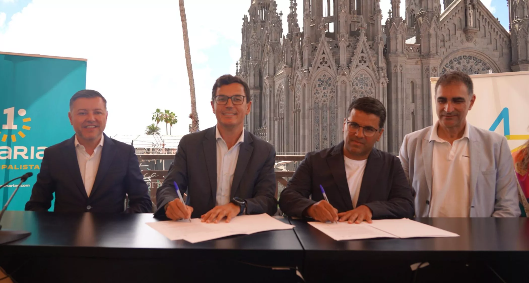 Arucas fue solo el principio. Teodoro Sosa, Pablo Rodríguez, Samuel Henríquez y José Gilberto Moreno sellan el acuerdo entre Coalición Canaria y Primero Canarias. / AH