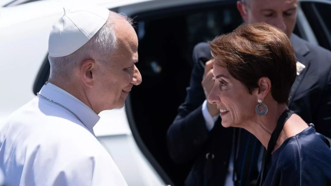 Onalia Bueno se despide de León XIV en el muelle de Arguineguín. / EFE